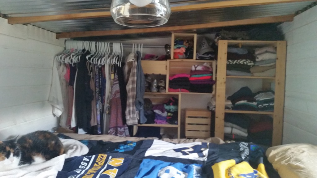 2-dogs-1-cat-tiny-house-12