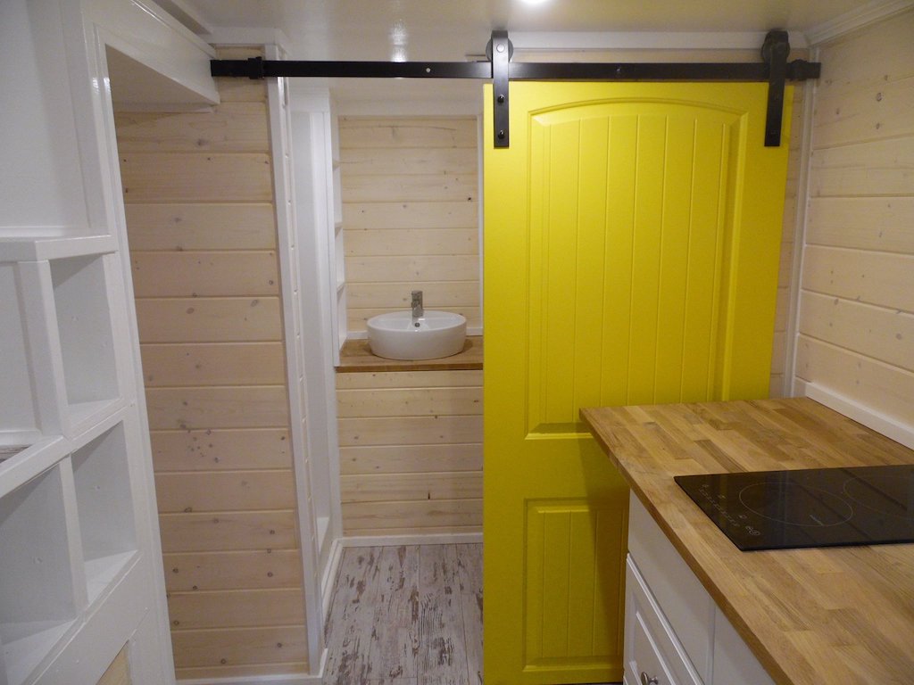 tiny-lifeguard-station-house-11