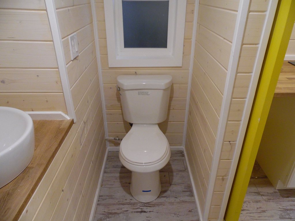 tiny-lifeguard-station-house-14