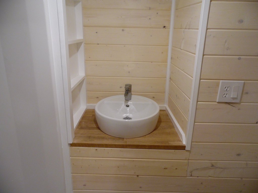 tiny-lifeguard-station-house-16