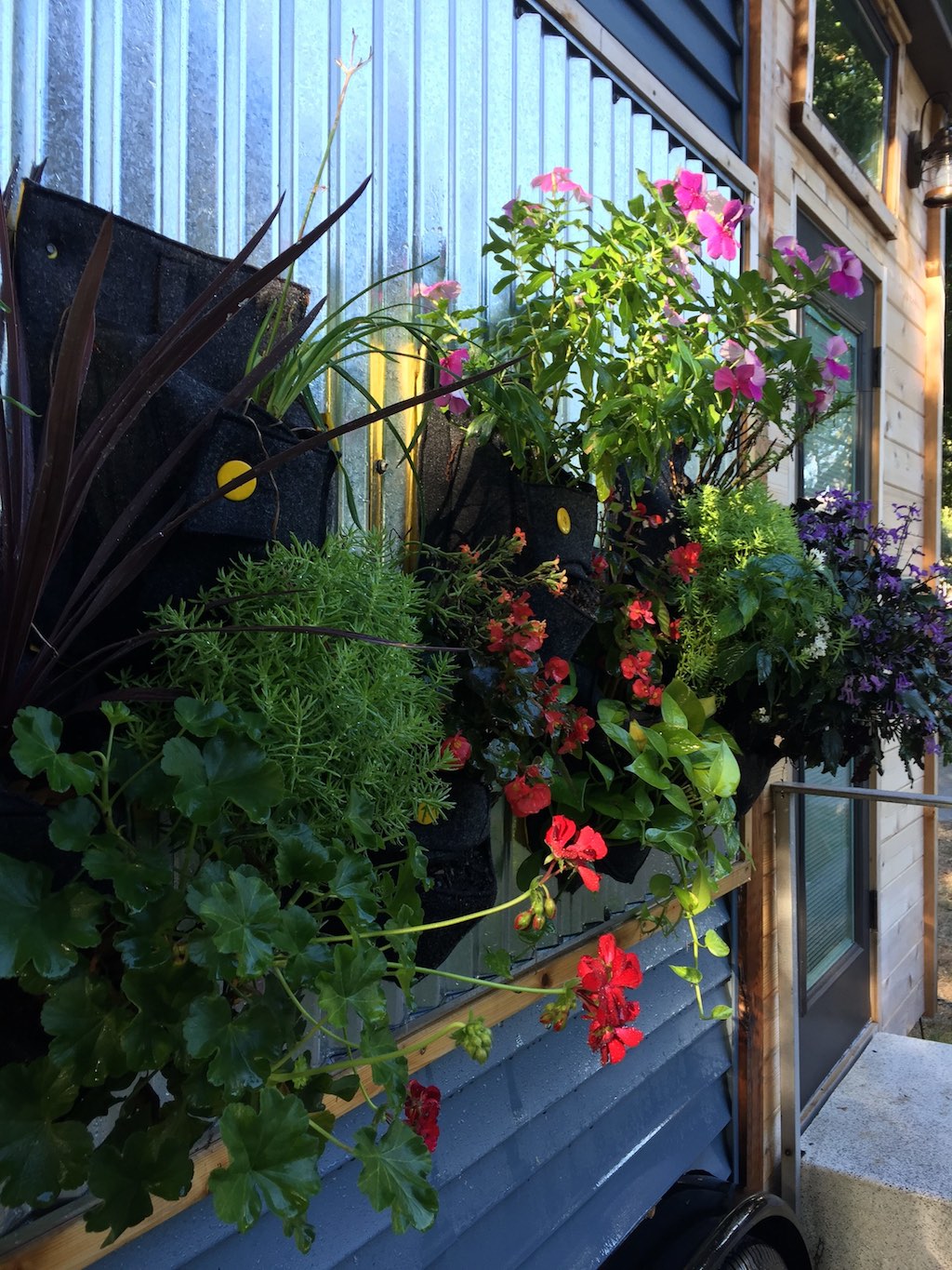 utterly-charming-tiny-house-7